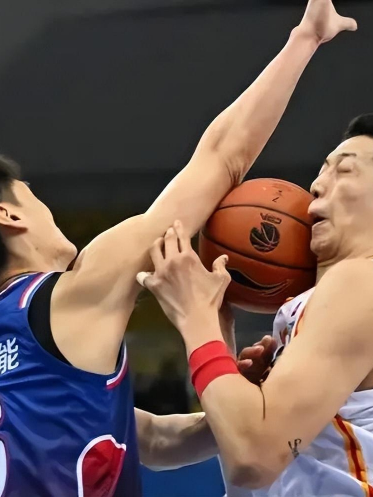 窗口期广东宏远备战CBA季后赛；强势反弹细节曝光；气氛紧张；心理建设被强调的简单介绍